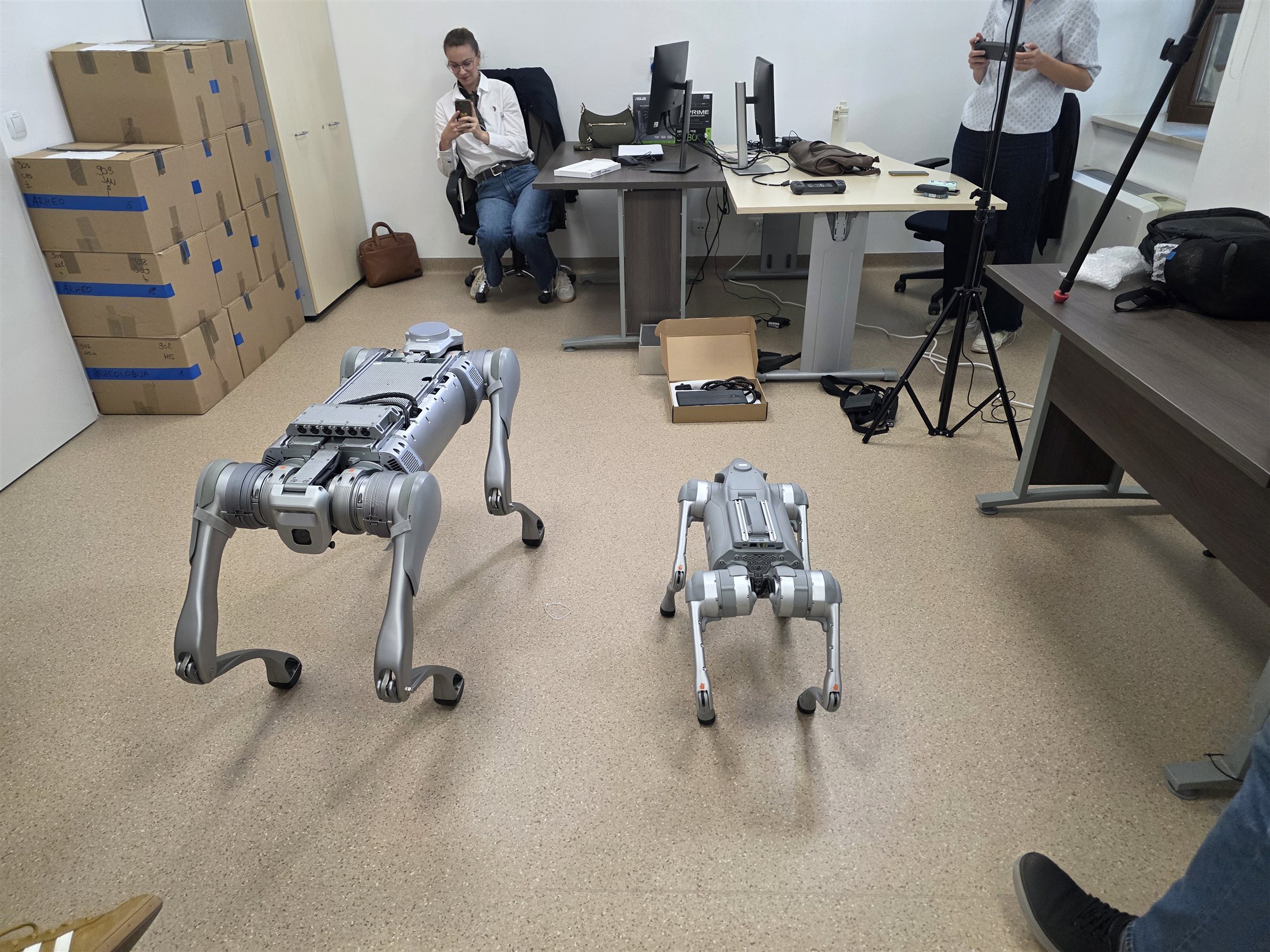 Stigla nova oprema: humanoidni robot i robotski psi