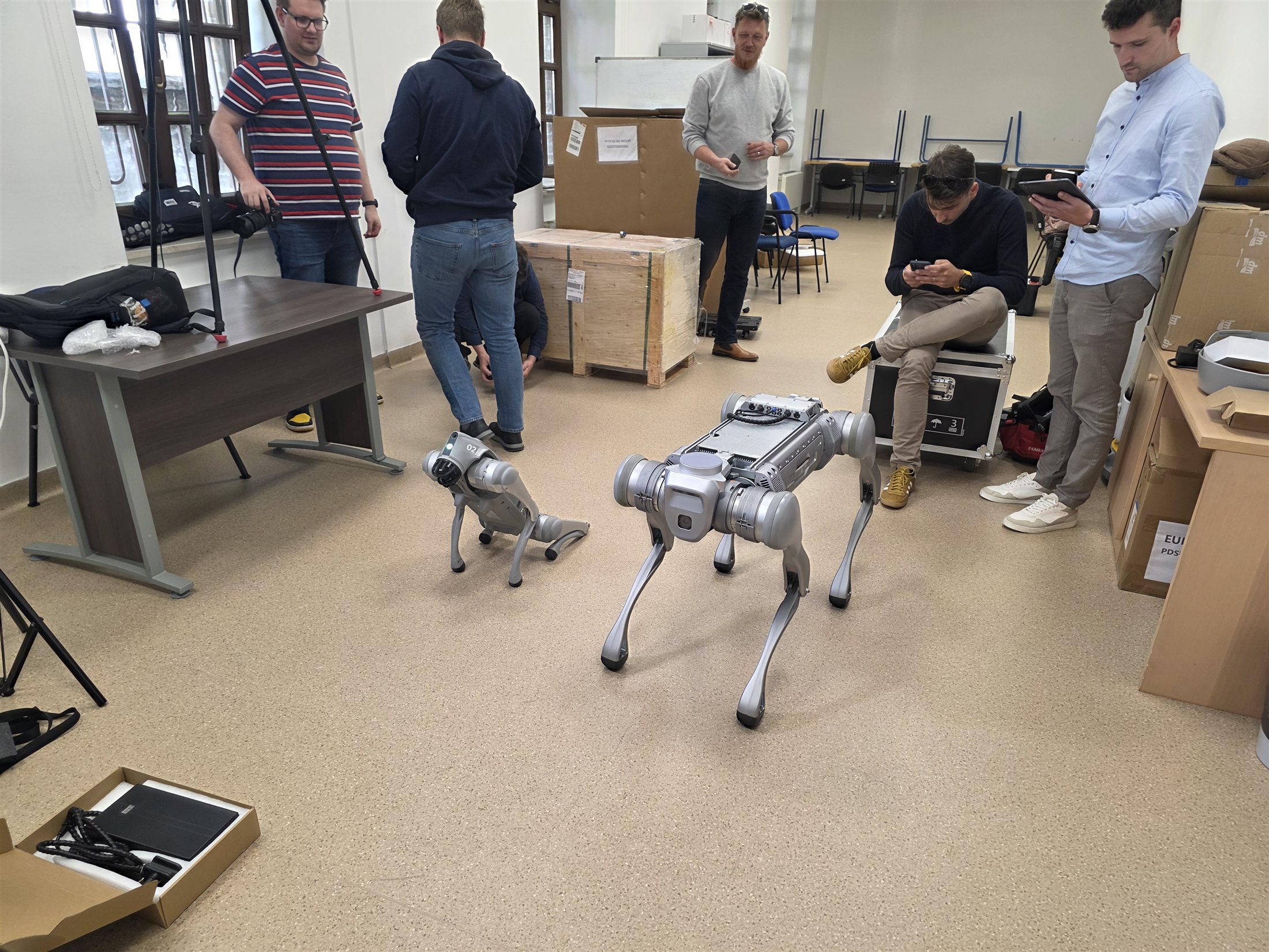 Tim fakulteta s robotskim psima u laboratoriju